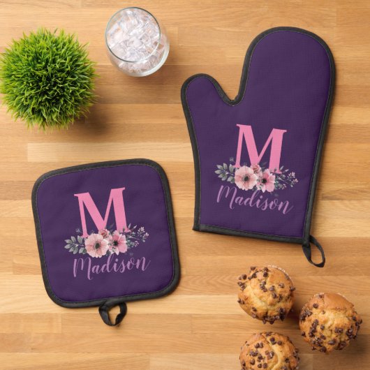 Elegante Paarse roze bloemmonogram Initialen Ovenwant & Pannenlap Set (Top down)