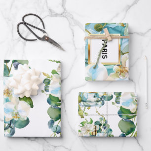 Elegante parfumfles met witte orchidee inpakpapier vel