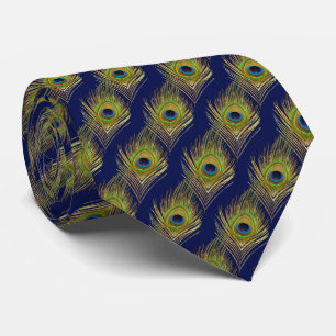 Elegante pauwenveren op een marineblauwe stropdas