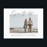 Élégante photo moderne Enregistrer la date<br><div class="desc">Mariage moderne enregistrer la carte postale date dans un script manuscrit design avec une photo préférée de vos photos fiançailles. Téléchargez votre photo et customisez l'avant avec vos coordonnées de mariage à venir. Ajoutez votre adresse de retour, votre date de mariage et votre message personnalisé à l'arrière de la carte...</div>