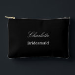 Élégante pochette d'accessoires noir de femme de m<br><div class="desc">Élégante pochette d'accessoires Black Bridesmaid, s'il vous plaît personnalisez le nom de la demoiselle d'honneur, en utilisant le modèle de personnalisation en ligne avant de commander. Le modèle de personnalisation peut également être facilement utilisé pour personnaliser la conception d'autres rôles d'invités mariages, comme Maid of Honor, en modifiant le texte...</div>