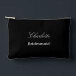 Élégante pochette d'accessoires noir de femme de m<br><div class="desc">Élégante pochette d'accessoires Black Bridesmaid, s'il vous plaît personnalisez le nom de la demoiselle d'honneur, en utilisant le modèle de personnalisation en ligne avant de commander. Le modèle de personnalisation peut également être facilement utilisé pour personnaliser la conception d'autres rôles d'invités mariages, comme Maid of Honor, en modifiant le texte...</div>