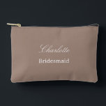 Élégante Pochette d'accessoires pour femme de ména<br><div class="desc">Elégant Bridesmaid Taupe Accessory Pouch, s'il vous plaît personnaliser le nom de la bridesmaid, en utilisant le modèle de personnalisation en ligne avant de commander. Le modèle de personnalisation peut également être facilement utilisé pour personnaliser la conception d'autres rôles d'invités mariages, comme Maid of Honor, en modifiant le texte pertinent...</div>