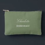 Élégante pochette d'accessoires Sage Green Bridesm<br><div class="desc">Élégante pochette d'accessoires Sage Green Bridesmaid, s'il vous plaît personnaliser le nom de la servante, en utilisant le modèle de personnalisation en ligne avant de commander. Le modèle de personnalisation peut également être facilement utilisé pour personnaliser la conception d'autres rôles d'invités mariages, comme Maid of Honor, en modifiant le texte...</div>