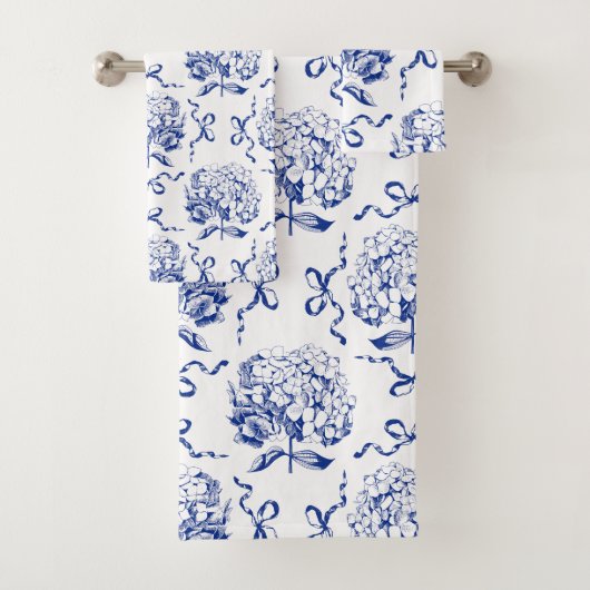 Elegante Preppy Blue Hydrangea Bow Toile Pattern Bad Handdoek (Insitu)