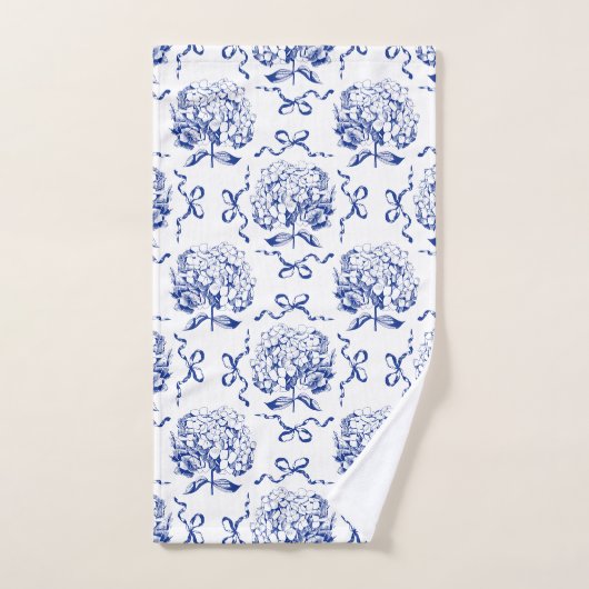 Elegante Preppy Blue Hydrangea Bow Toile Pattern Bad Handdoek (Handdoek)