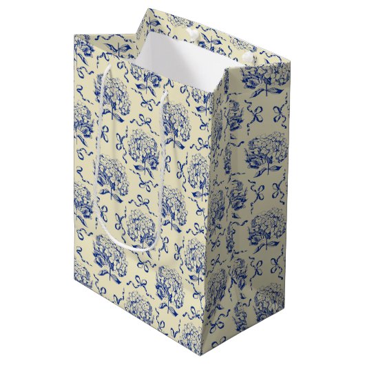 Elegante Preppy Blue Toile Hydrangea Bow Pattern Medium Cadeauzakje (Voorkant Gekanteld)