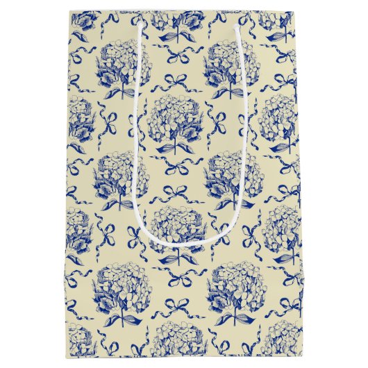 Elegante Preppy Blue Toile Hydrangea Bow Pattern Medium Cadeauzakje (Achterkant)