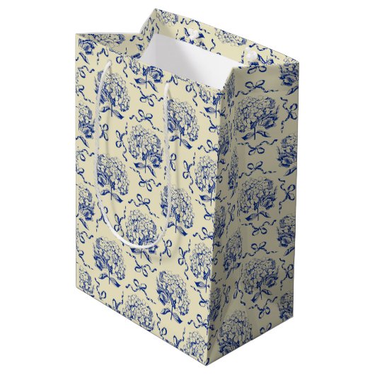 Elegante Preppy Blue Toile Hydrangea Bow Pattern Medium Cadeauzakje (Achterkant Gekanteld)