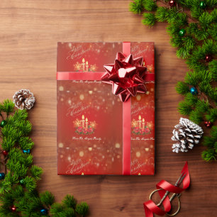 Elegante rode kerstkaarsen, ballen, sneeuwvlokken cadeaupapier