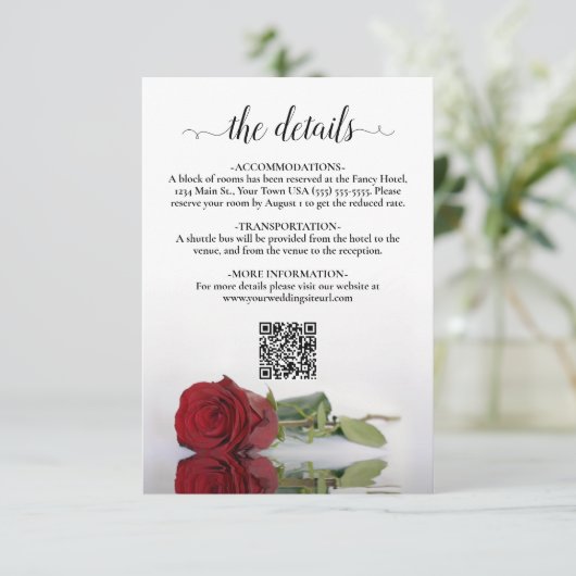 Elegante rode roos bruiloft details QR-code Informatiekaartje (Staand voorkant)