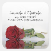 Elegante rode roos reflecties bruiloft adres label (Voorkant)