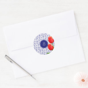 Elegante rode tulpen lente bloemstuk blauwe monogr ronde sticker
