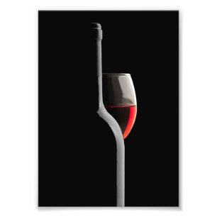 Elegante rode wijn glas & fles. Zwarte achtergrond Foto Afdruk