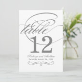 Elegante Roetkleurige Kalligrafie Huwelijk Tafelnu Kaart (Staand voorkant)