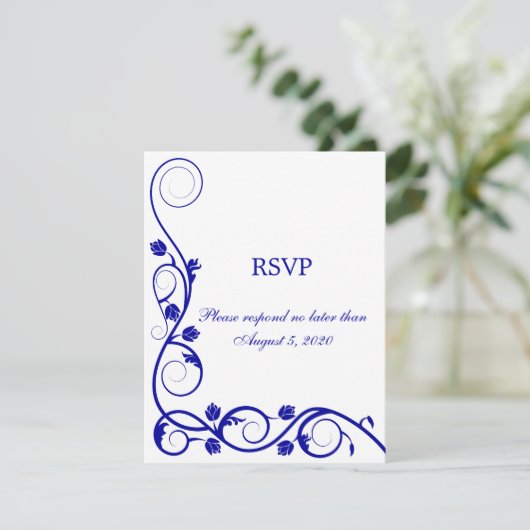 Elégante Royal Blue White Swirls RSVP / Carte de r (Debout devant)