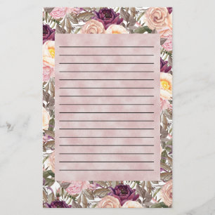 Elegante roze paarse pioenrozen in een rij briefpapier