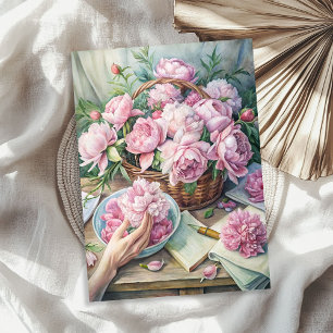 Elegante roze pioenen in mandje tissuepapier