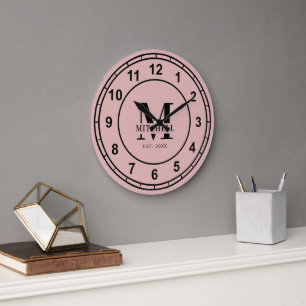 Elegante Roze Roos Monogram Aangepaste Familienaam Grote Klok