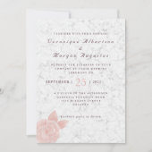 Elegante roze roos script marmeren bruiloft uitnod kaart (Voorkant)