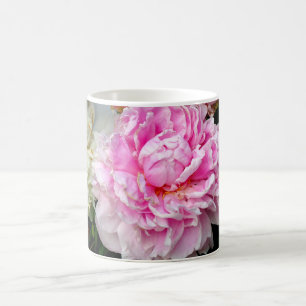 Elegante roze witte bloemen pioenen koffiemok