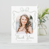 Elegante Sage Green  Bow Foto Afstuderen Bedankkaart (Staand voorkant)