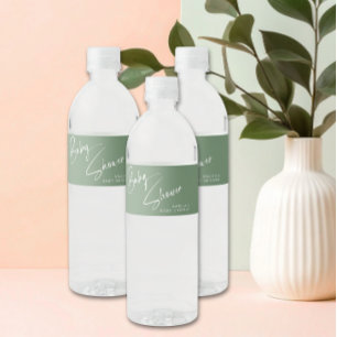 Elegante saliegroene baby shower met script waterfles etiket