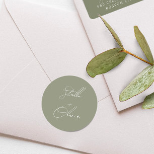 Elegante saliegroene kalligrafie bruiloft ronde sticker