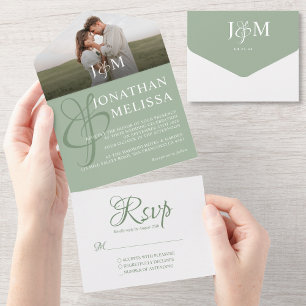 Elegante saliegroene overlay foto monogram bruilof all in one uitnodiging