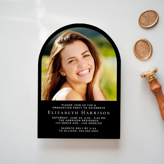 Elegante Script Arch Photo Black Graduation Party Kaart