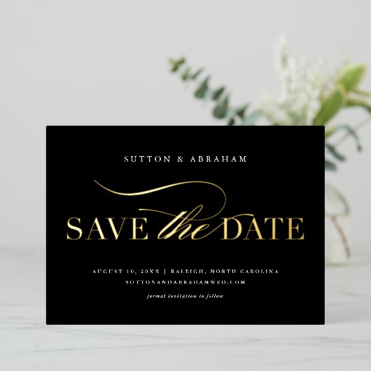 Elegante Script Bruiloftsfoto Save the Date Goud Folie Uitnodiging (Staand Voorkant)