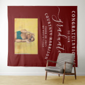 Elegante Script Calligrafie Afstudeerfoto Maroon Wandkleed (In Situ (horizontaal))