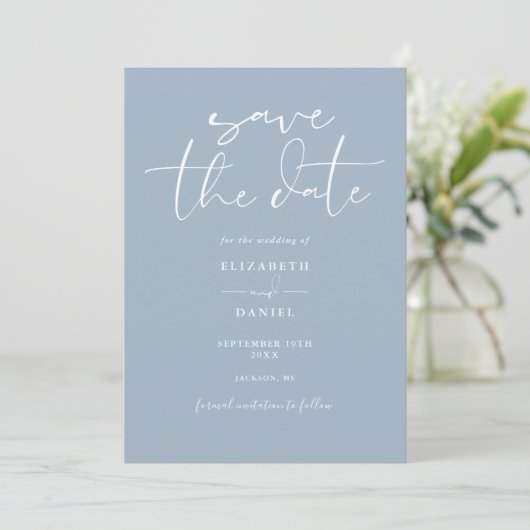 Elegante Script Dusty Blue QR Code Wedding Save The Date (Staand voorkant)