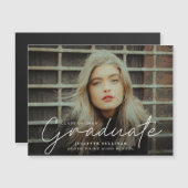 Elegante Script Foto Afstudeer Uitnodiging (Voorkant / Achterkant)