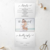 Elegante script foto trouw tri-fold uitnodiging (Binnen)