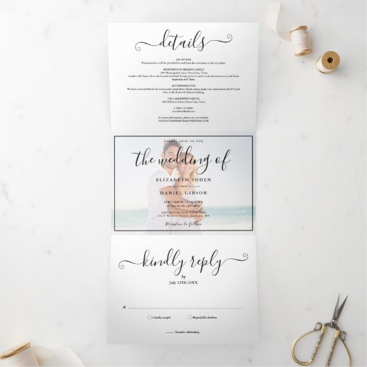 Elegante script foto trouw tri-fold uitnodiging (Binnen)