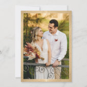 Elegante Script Gouden Krans Monogram Foto Bruilof Kaart (Achterkant)