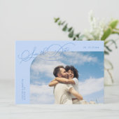 Elegante Script Icy Blauwe Gebogen Frame Foto Save The Date (Staand voorkant)