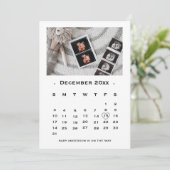 Elegante Script Kalender Zwangerschap aankondiging (Staand voorkant)