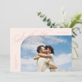 Elegante Script Peach Gebogen Frame Foto Save The Date (Staand voorkant)