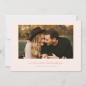 Elegante Script Peach Gebogen Frame Foto Save The Date (Achterkant)