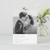 Elegante Script QR Code Foto Budget Bruiloft Kaart (Staand voorkant)