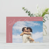 Elegante Script Roze Gebogen Frame Foto Save The Date (Staand voorkant)