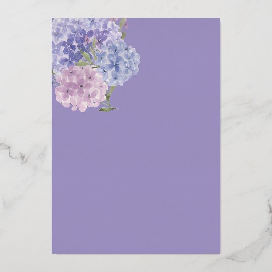 Elegante seringen & blauwe hortensia bloemstukken folie uitnodiging (Achterkant)