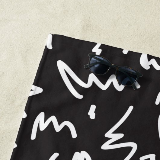 Élégante serviette de plage moderne en noir et bla (En situation)