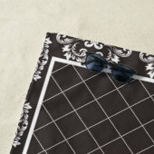 Elégante serviette de plage Monochrome Damask (En situation)