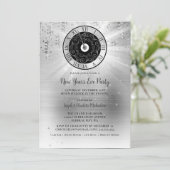Elégante Silver New Years Eve Party Invitation (Debout devant)