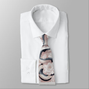 Elegante slang opgerold te midden van zachte bloei stropdas