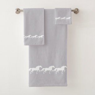 Elegante stijlvolle witte paarden op zilvergrijs bad handdoek