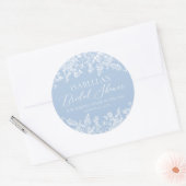 Elegante Stof Blauw Witte Wilde Bloem Bruidsdouche Ronde Sticker (Envelop)